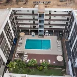 Spacious 1 Bed, 5Min Walk To The Beach!