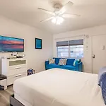 Casa Luna 1 Block From The Beach