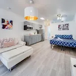 Beachside 1 B/R, W/2 Queen Beds, Ocean Drive Sobe