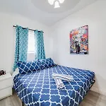 Beachside 1 B/R, W/2 Queen Beds, Ocean Drive Sobe