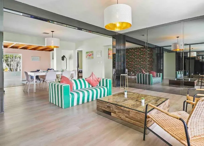 Treasure Island - Modern Miami House 3 Bedroom & 2 Bathroom
