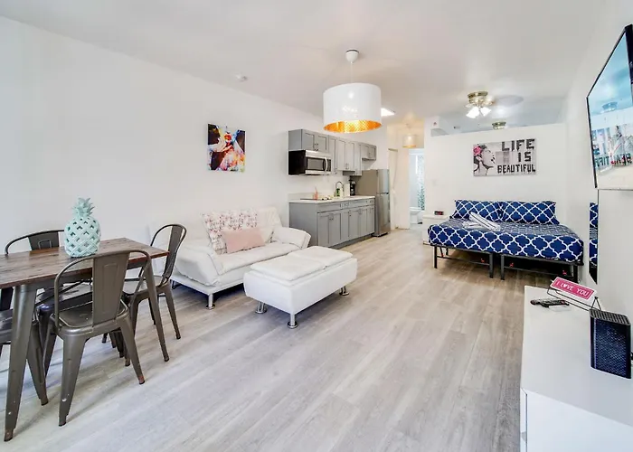 Beachside 1 B/R, W/2 Queen Beds, Ocean Drive Sobe