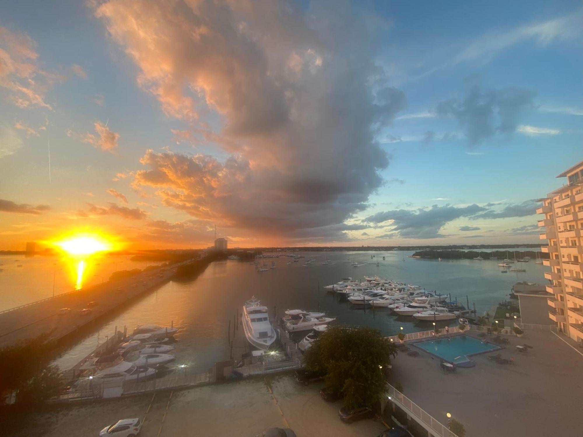 Panoramic Luxurious Waterfront One Bedroom With Miami Skyline View Free Parking 5min Drive To Miami Apartment