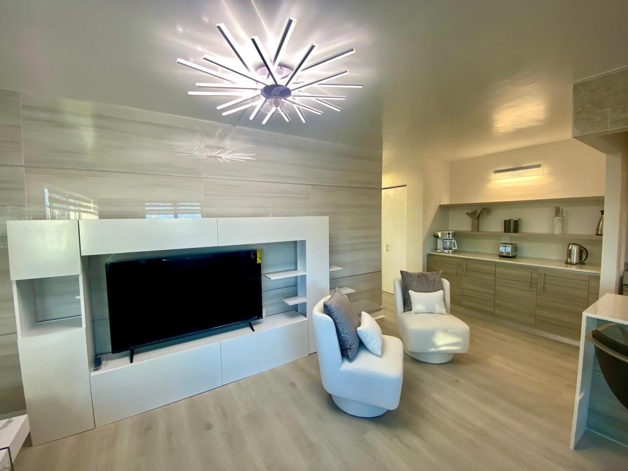 Panoramic Luxurious Waterfront One Bedroom With Miami Skyline View Free Parking 5min Drive To Miami Apartment *