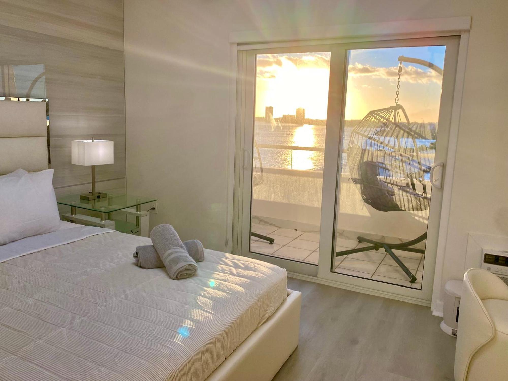 Apartment Panoramic Luxurious Waterfront One Bedroom With Miami Skyline View Free Parking 5min Drive To Miami Miami Beach