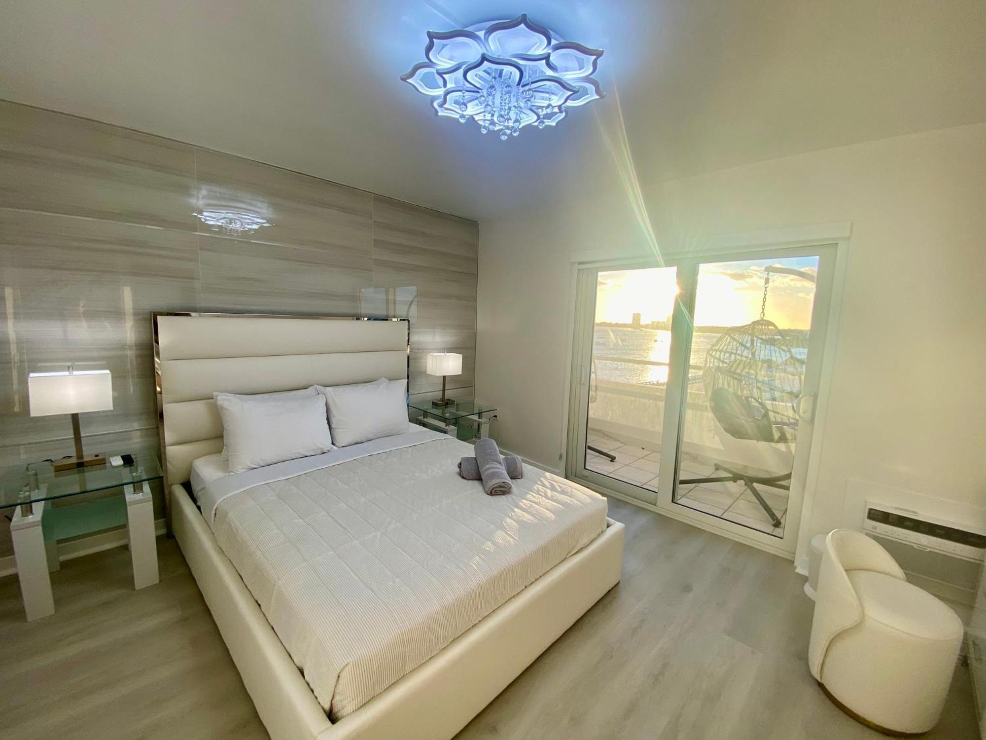 Panoramic Luxurious Waterfront One Bedroom With Miami Skyline View Free Parking 5min Drive To Miami