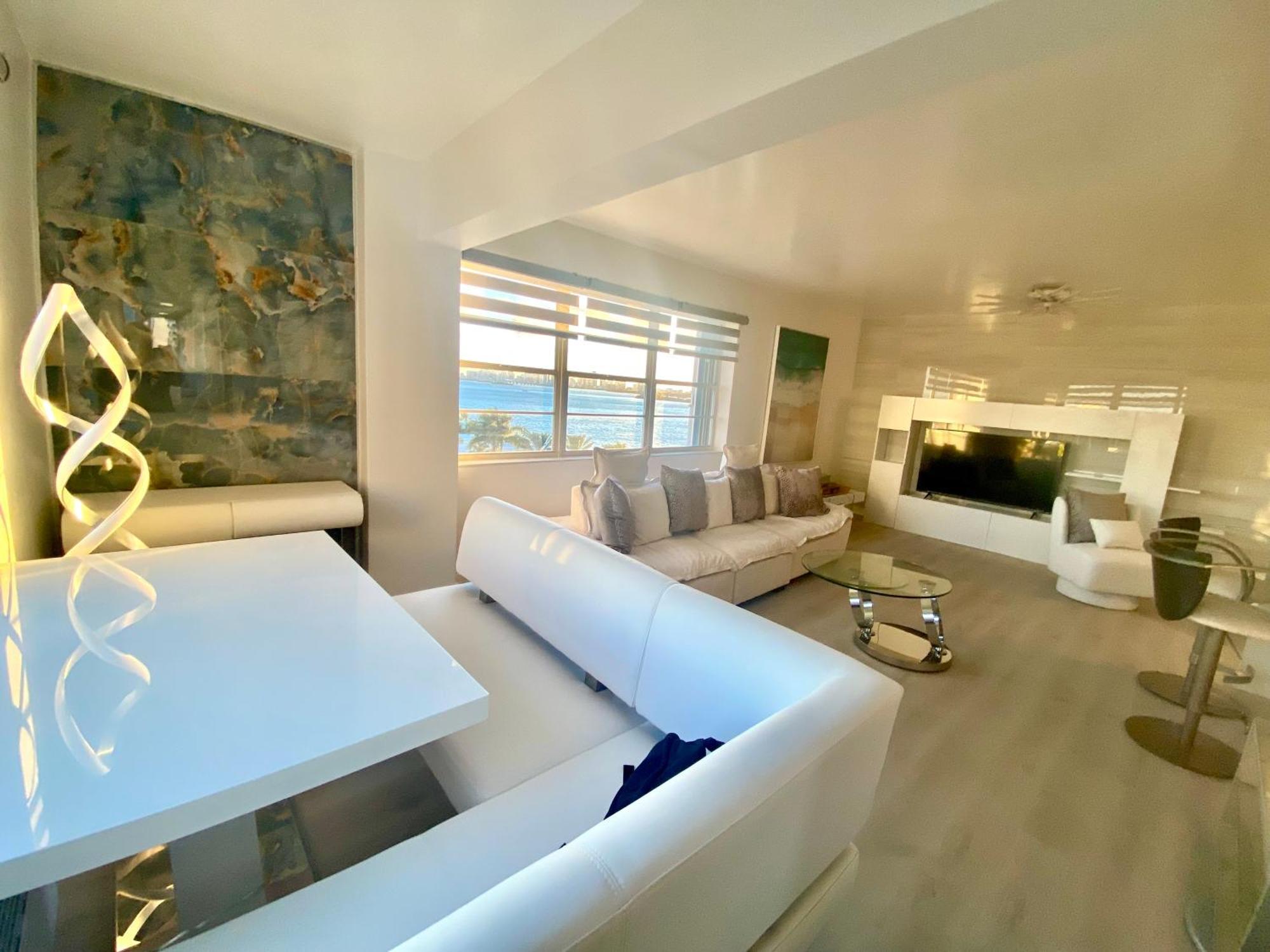Panoramic Luxurious Waterfront One Bedroom With Miami Skyline View Free Parking 5min Drive To Miami Apartment Miami Beach