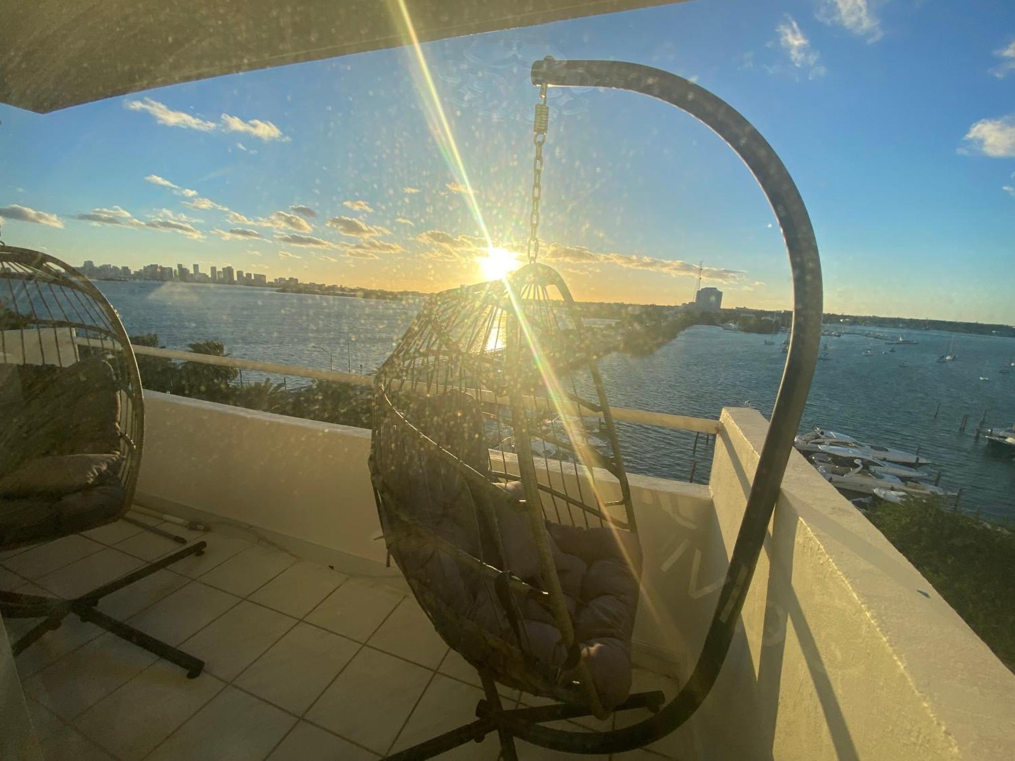 Panoramic Luxurious Waterfront One Bedroom With Miami Skyline View Free Parking 5min Drive To Miami *