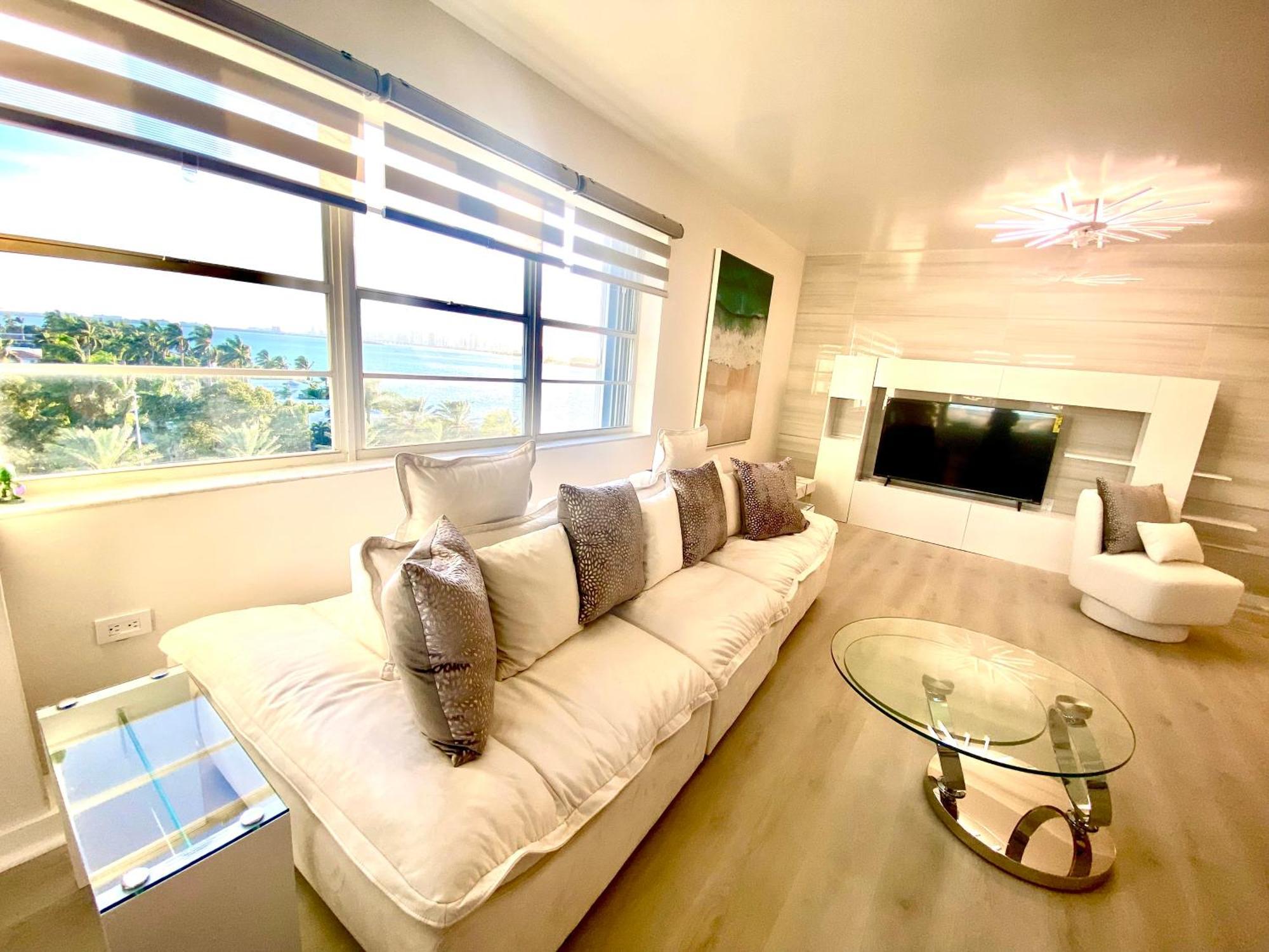 Panoramic Luxurious Waterfront One Bedroom With Miami Skyline View Free Parking 5min Drive To Miami
