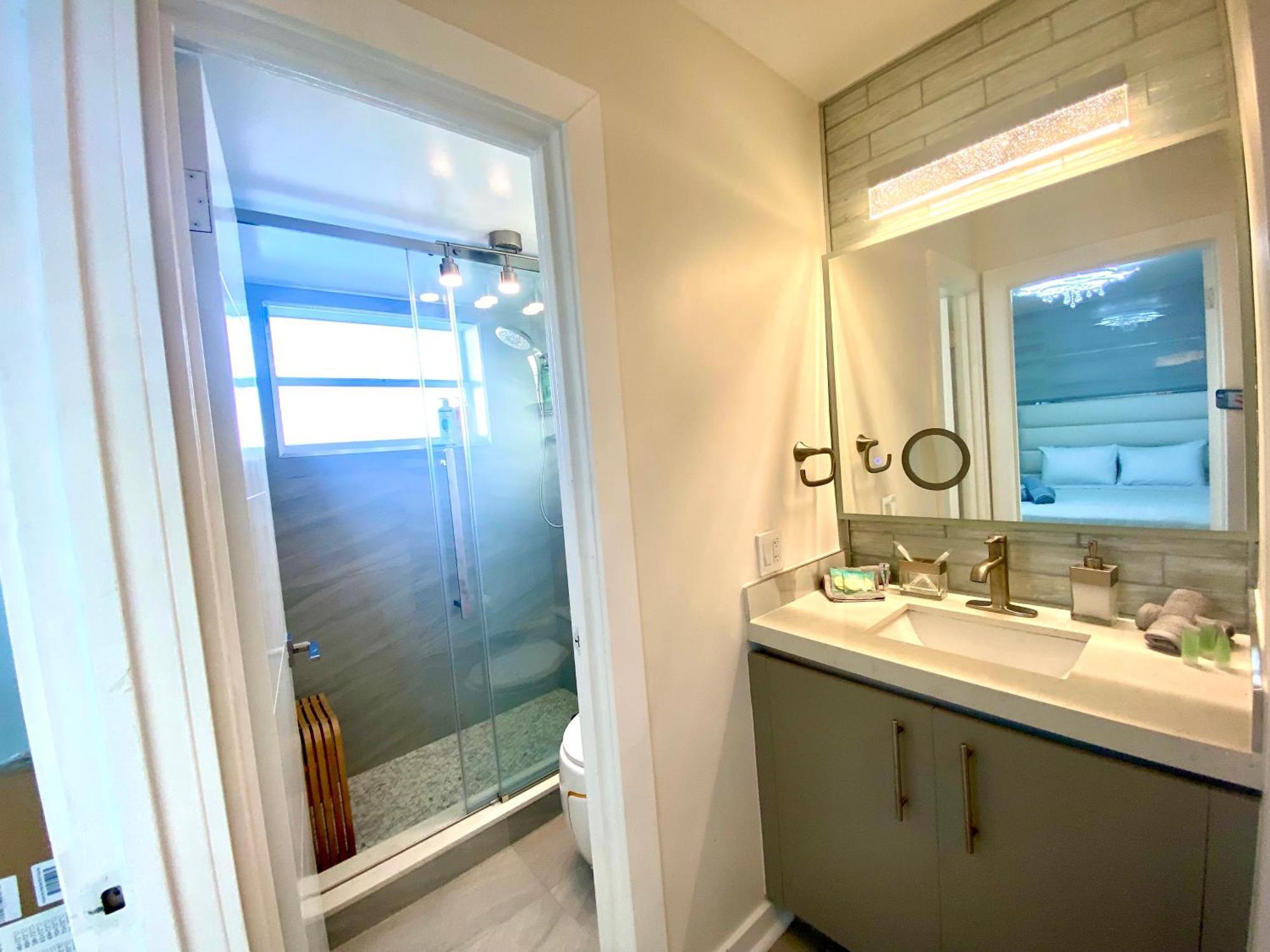 Panoramic Luxurious Waterfront One Bedroom With Miami Skyline View Free Parking 5min Drive To Miami Apartment *