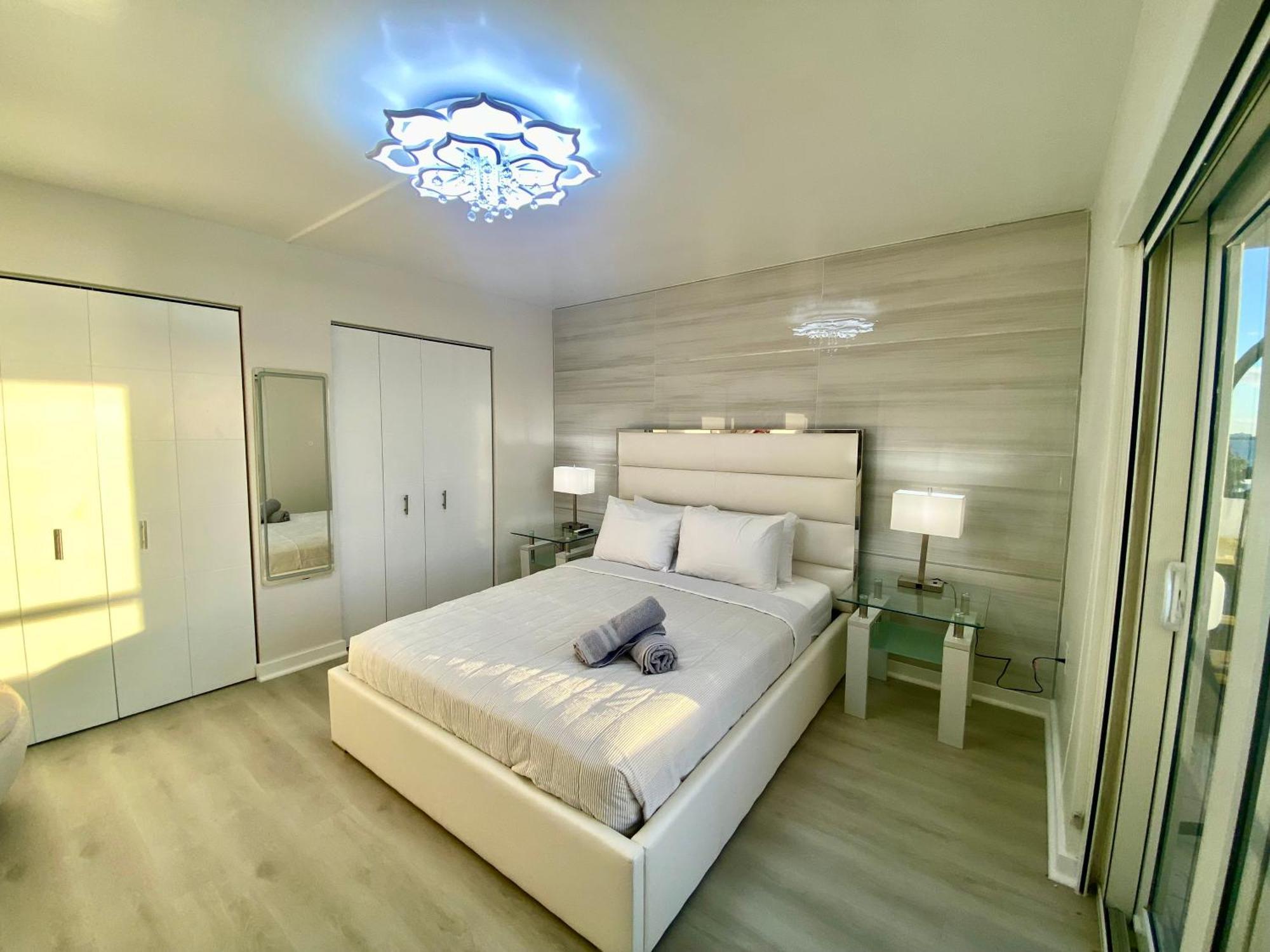Apartment Panoramic Luxurious Waterfront One Bedroom With Miami Skyline View Free Parking 5min Drive To Miami Miami Beach
