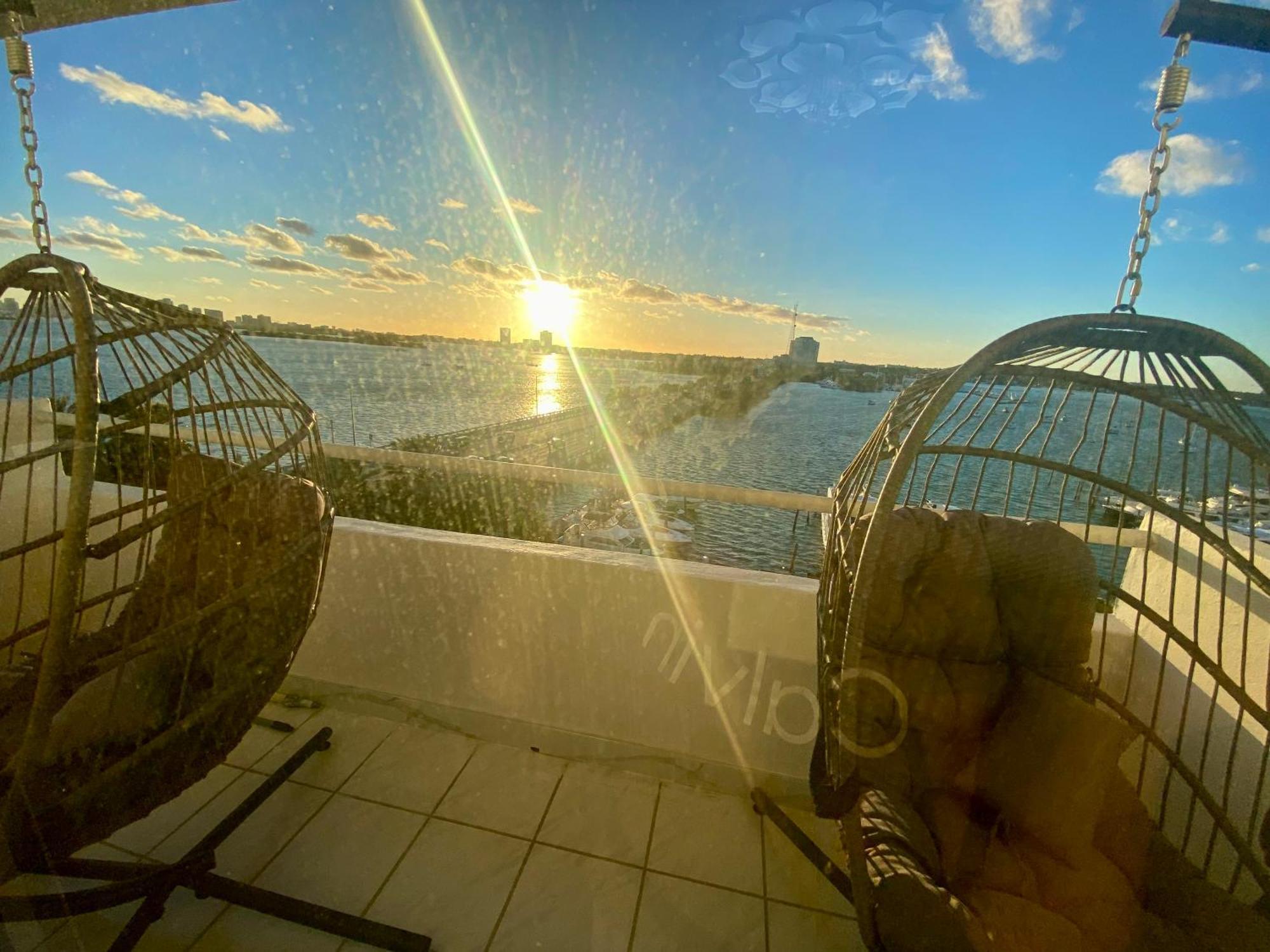 Panoramic Luxurious Waterfront One Bedroom With Miami Skyline View Free Parking 5min Drive To Miami Apartment Miami Beach