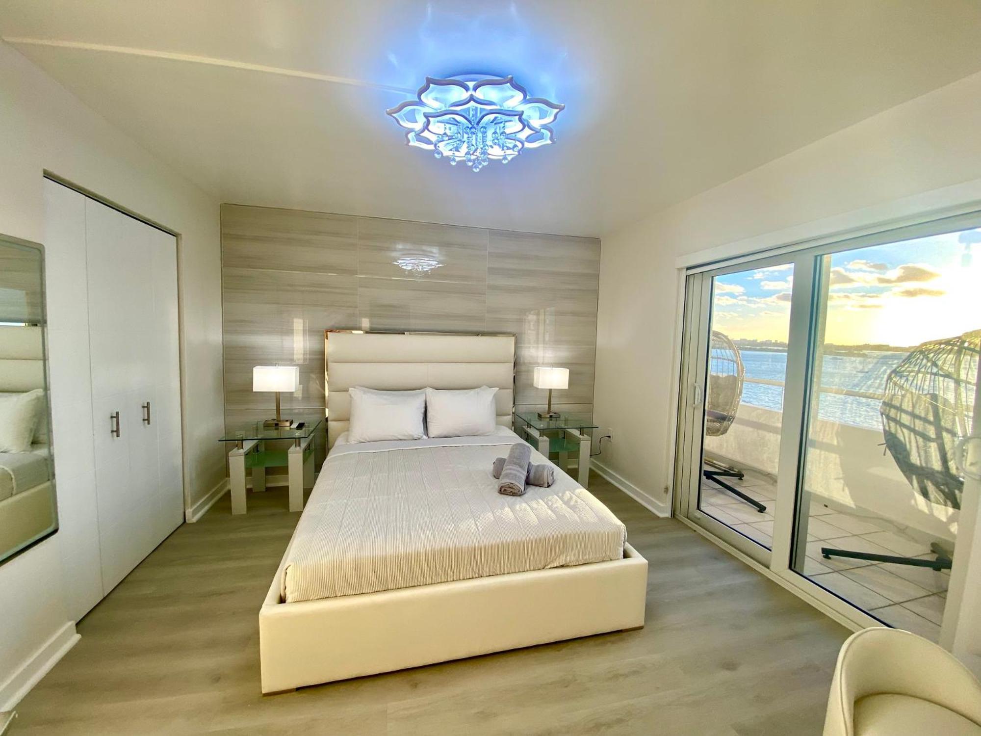 Panoramic Luxurious Waterfront One Bedroom With Miami Skyline View Free Parking 5min Drive To Miami Miami Beach