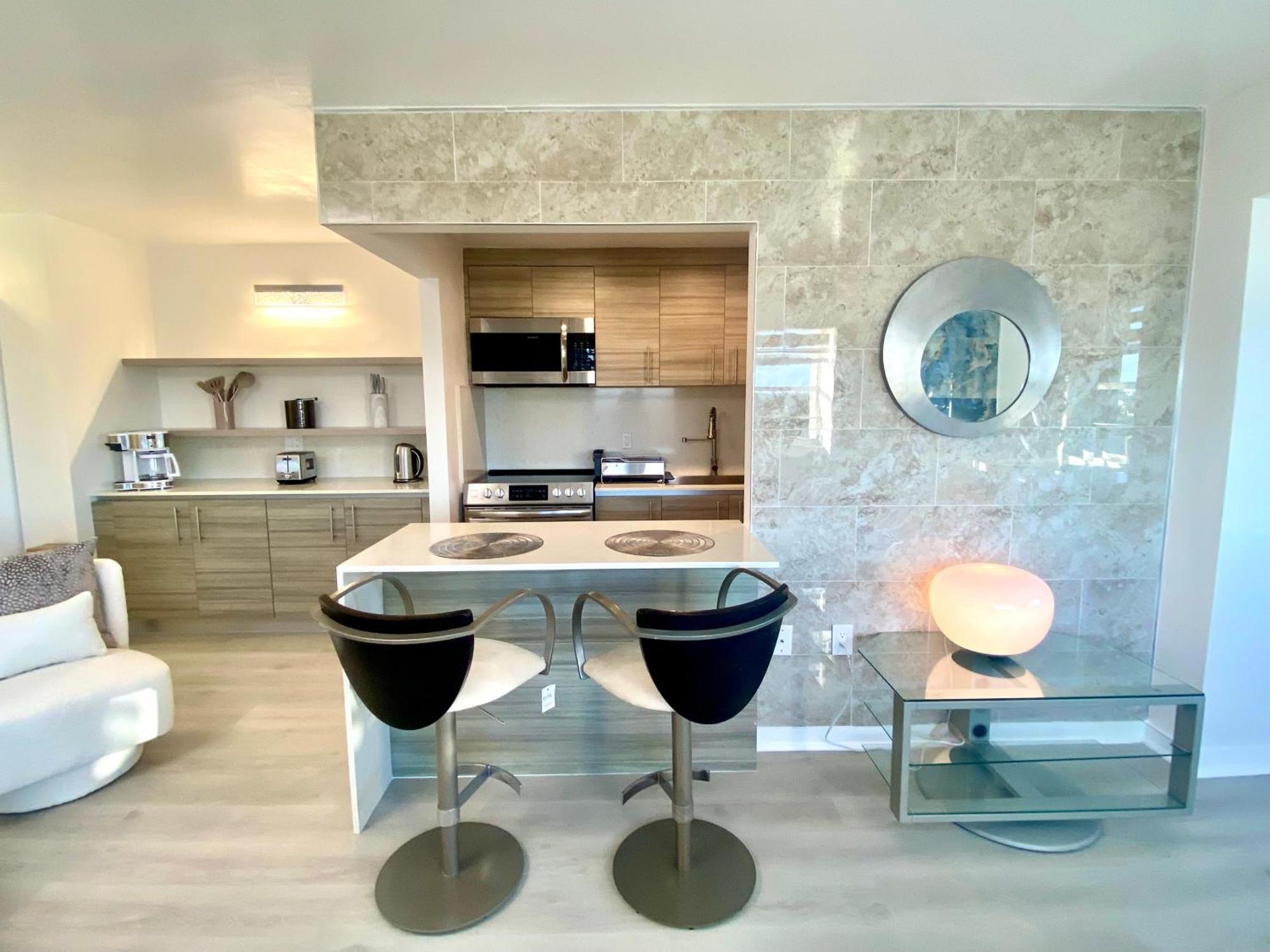 Panoramic Luxurious Waterfront One Bedroom With Miami Skyline View Free Parking 5min Drive To Miami Apartment *