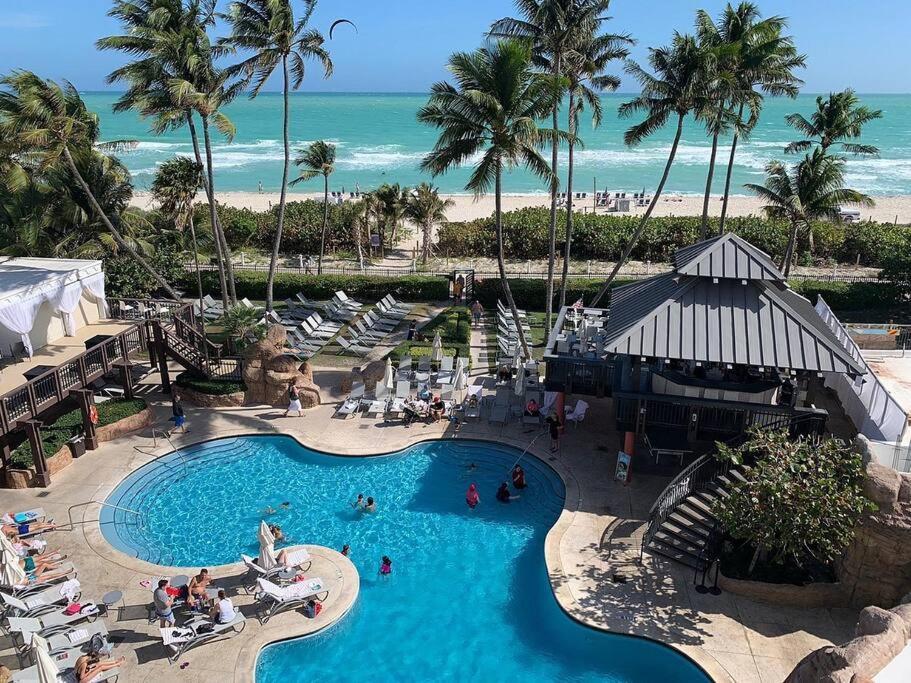 Miami Oceanfront- Pool Bar & Gym & Apartment