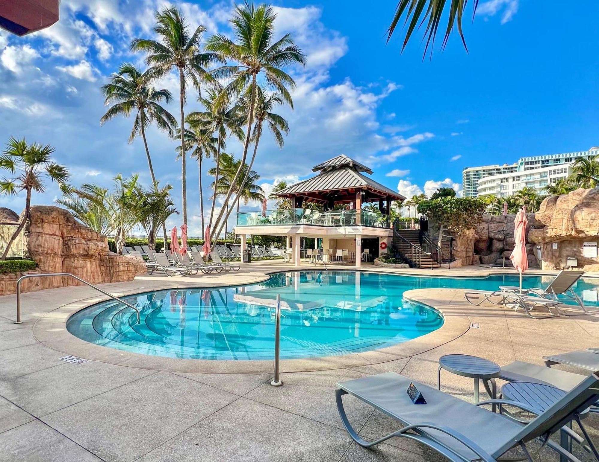 Miami Oceanfront- Pool Bar & Gym & Apartment