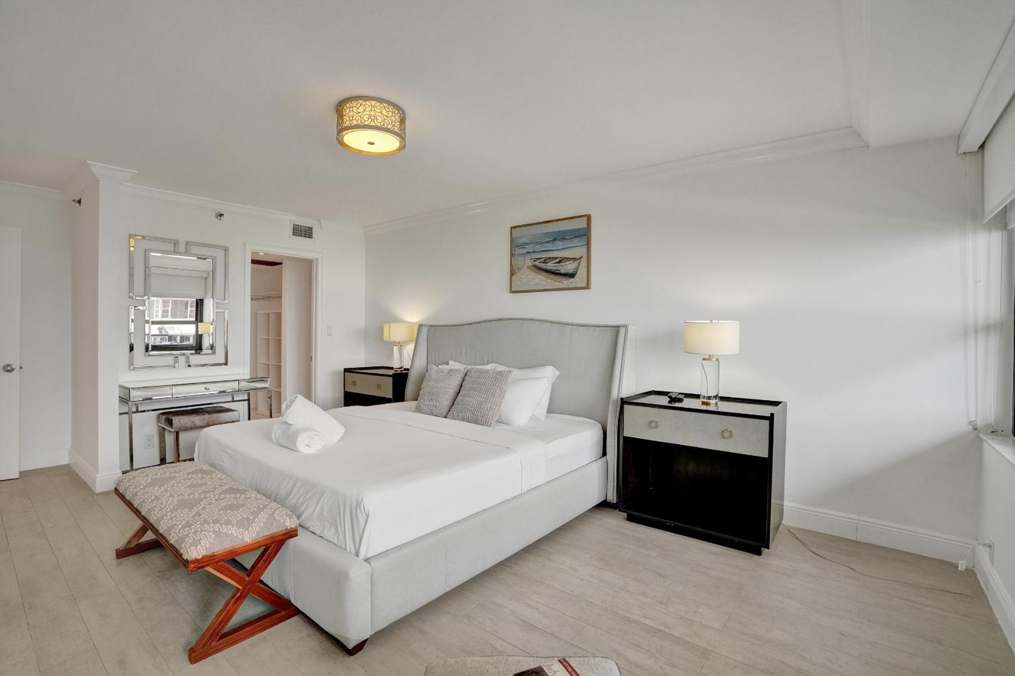 Adorable 2 Bedroom Service 904 Miami Beach