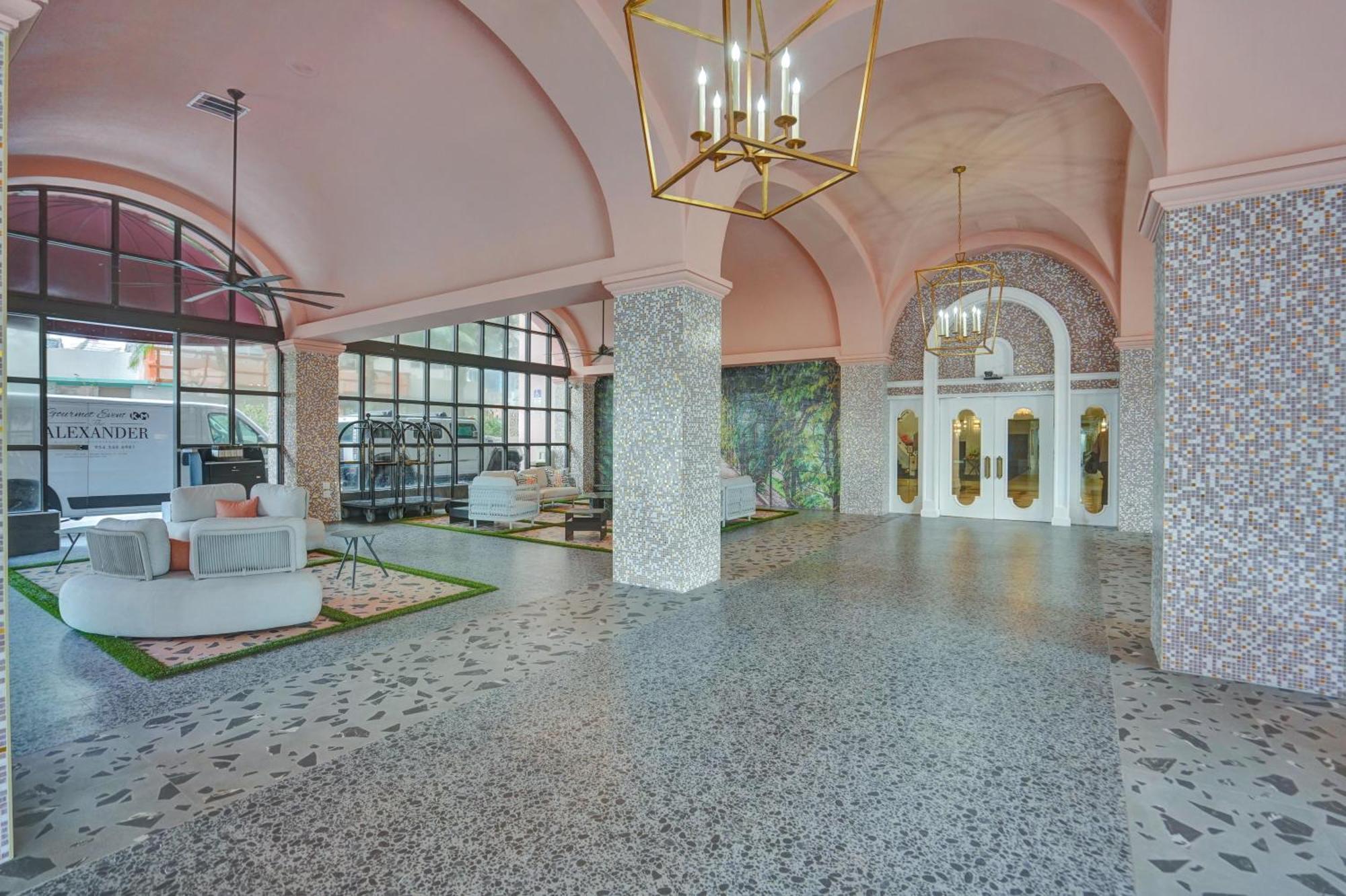 High Floor Adorable 2 Bedroom 1606 *
