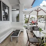 Chesterfield Hotel & Suites