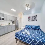 Beachside 1 B/R, W/2 Queen Beds, Ocean Drive Sobe