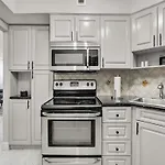 Cozy Beachfront 2 Bedroom Condo Beach Service 406