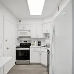 Charming Ocean View Condo Beach Service 516