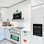 Your Sunny Stay A Getaway In A Classic Miami Beach Building Just One Minute To The Sand Ideal For Groups And Couples