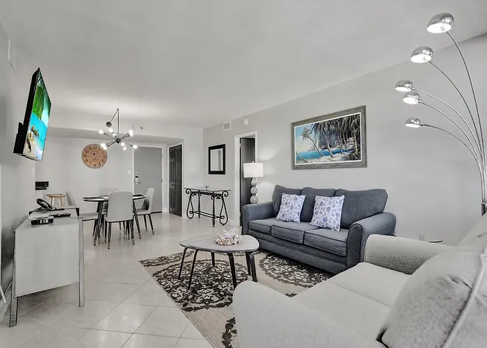 Cozy Beachfront 2 Bedroom Condo Beach Service 406