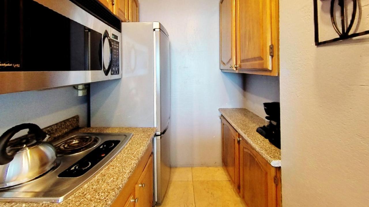 Castle 828 Oceanfront View With Balcony, Pool, Tennis, Access And Free Parking! Holiday home Miami Beach