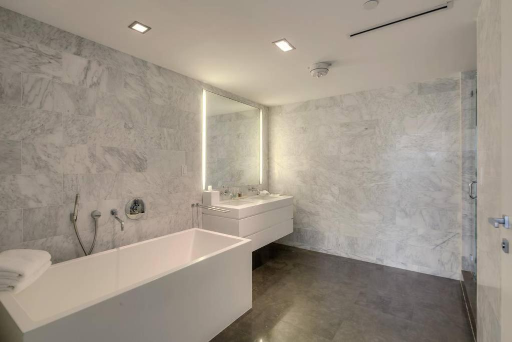 Luxury Boutique Collins Ave Aparthotel 4*