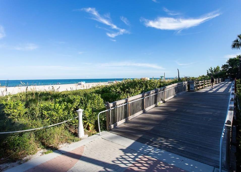 Steps To The Beach! Apartment