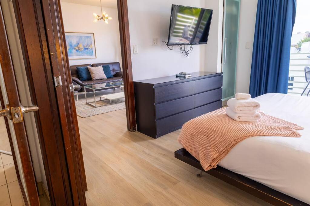 1 Bedroom With King Bed And Roof-top Pool And Bar C503 *