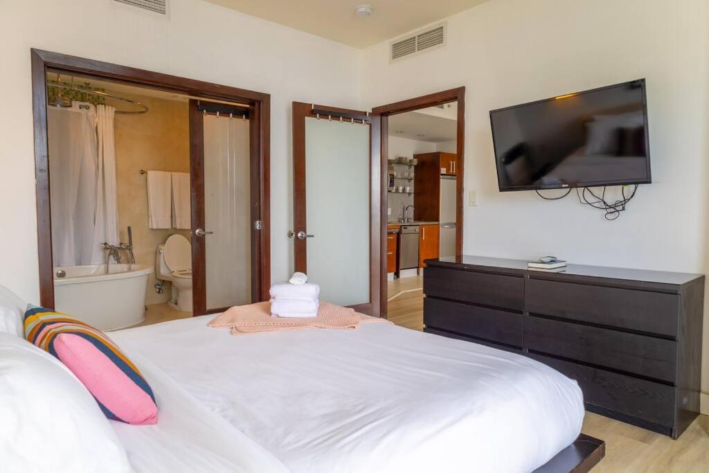 1 Bedroom With King Bed And Roof-top Pool And Bar C503 Apartment *