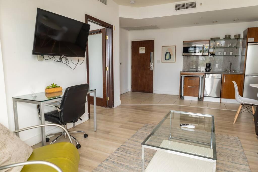 Apartment 1 Bedroom With King Bed And Roof-top Pool And Bar C503 Miami Beach