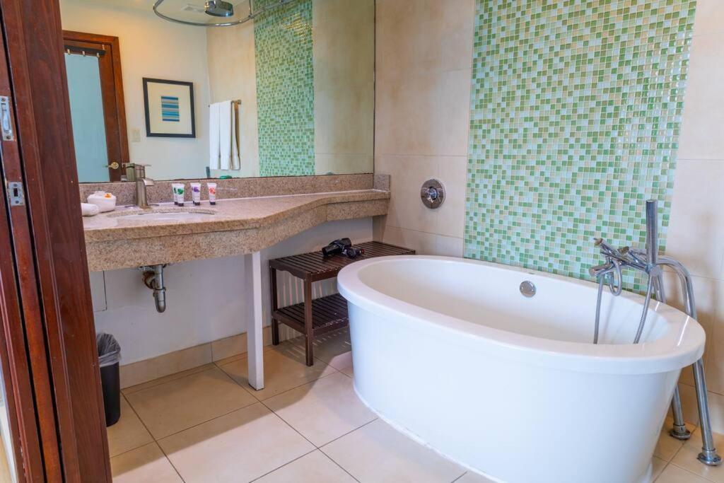1 Bedroom With King Bed And Roof-top Pool And Bar C503 Apartment Miami Beach