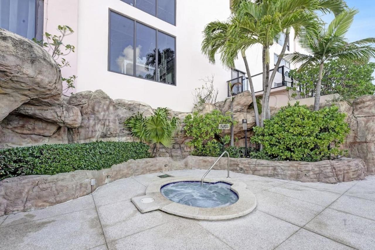 Spacious Ocean View Service 803 * Miami Beach