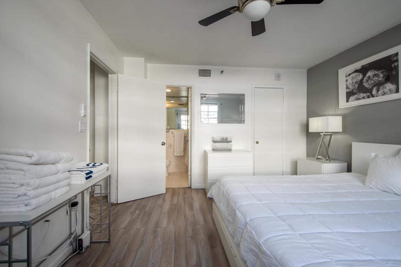 Collins Chic Apartment *
