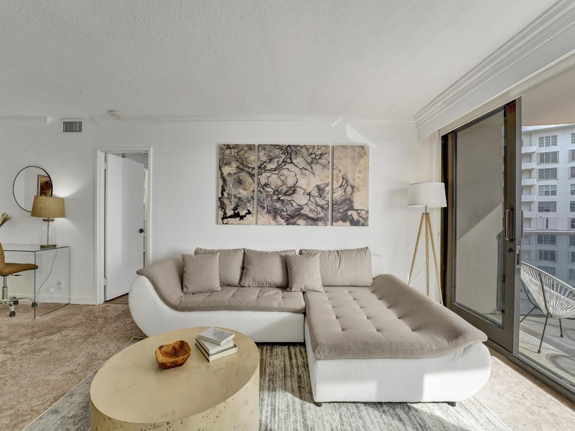 Cute Ocean View Service 1217 * Miami Beach