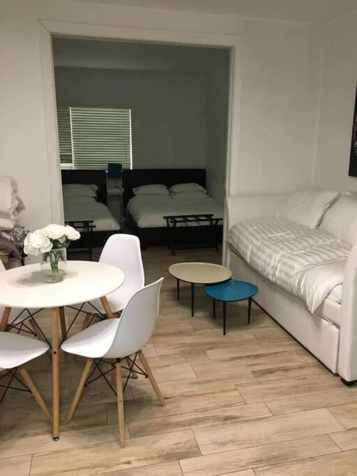 Deal! 2 Bedroom Modern Beachfront By Yourent! Apartment