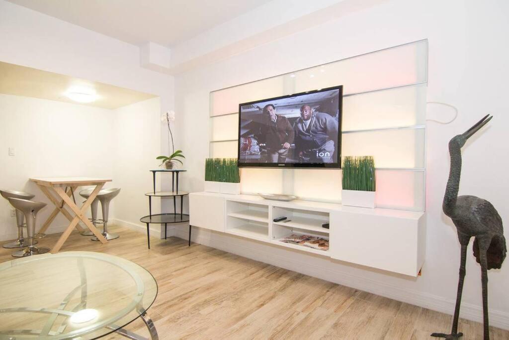 Deal! 2 Bedroom Modern Beachfront By Yourent! Apartment *