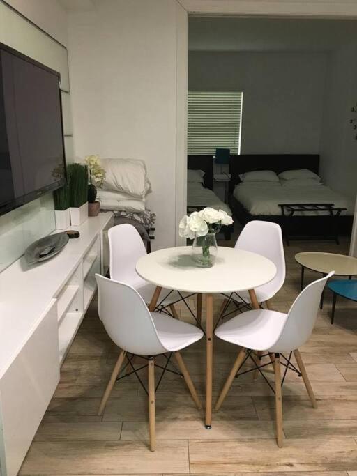 Apartment Deal! 2 Bedroom Modern Beachfront By Yourent! *
