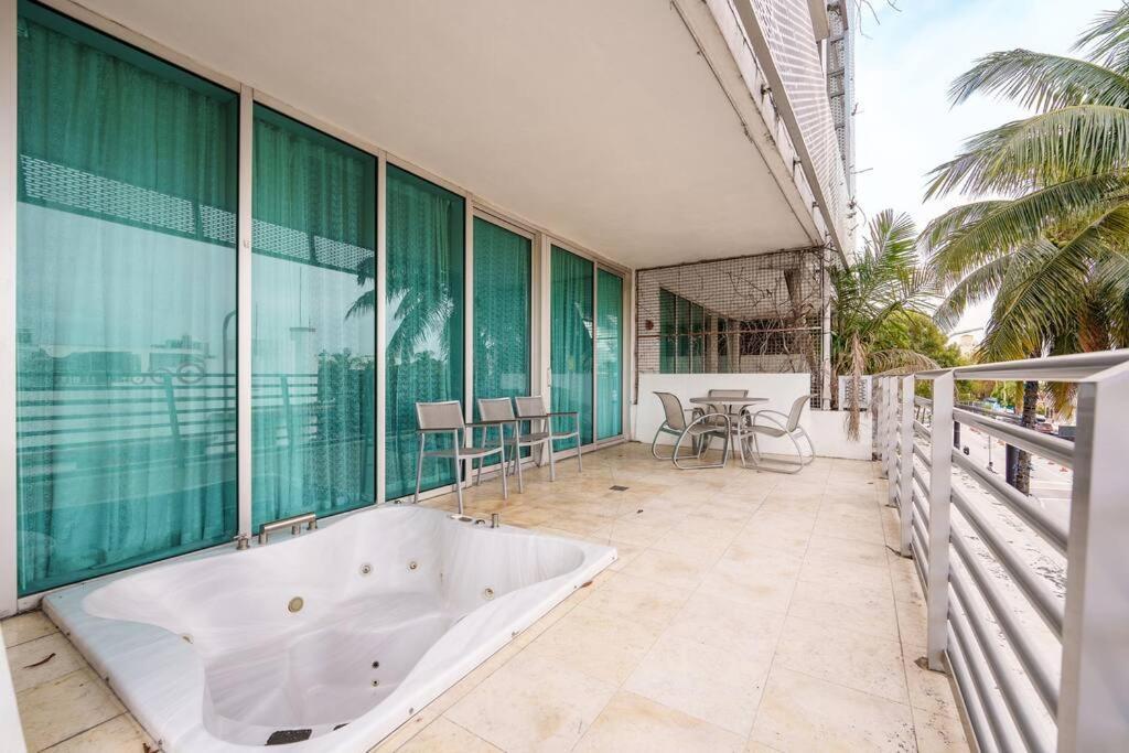 Stunning Getaway With Private Outdoor Roman Tub Apartment Miami Beach