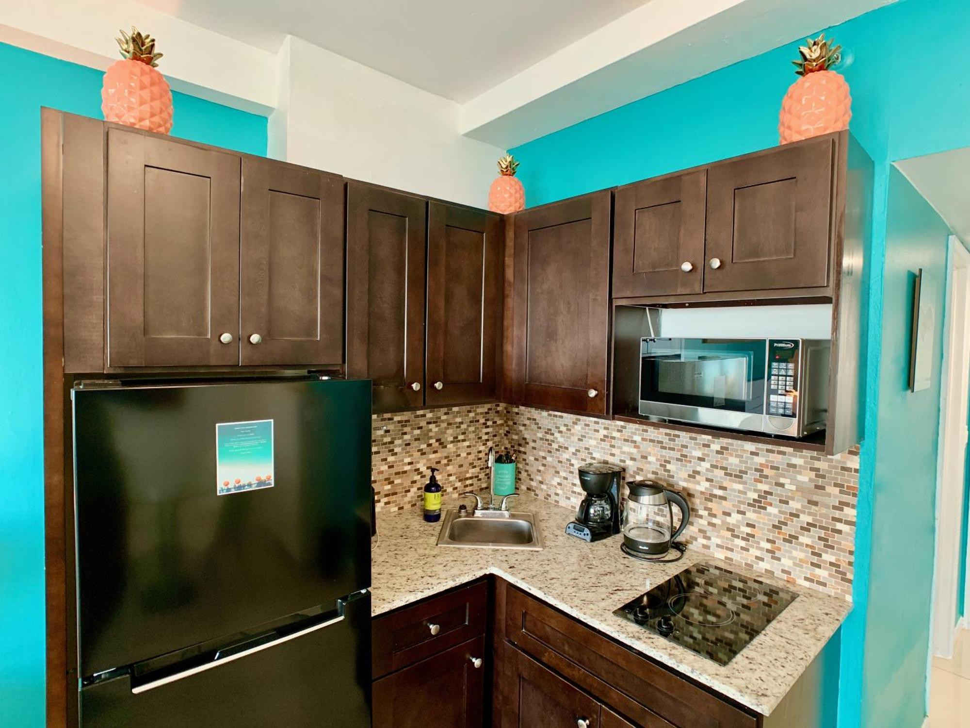 Directly On The With Pool & Ocean View Apartment