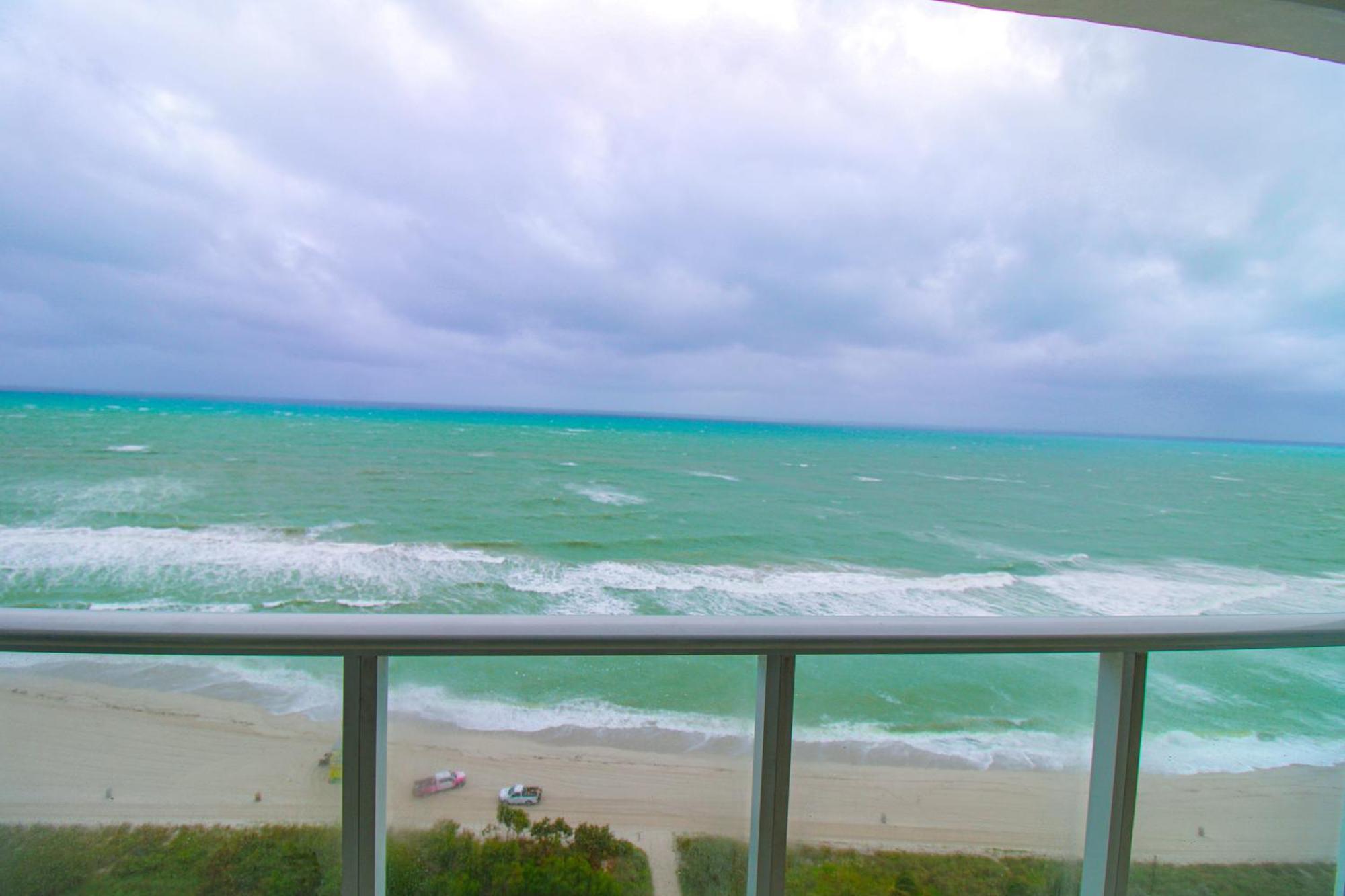 Castle Ph2 Balcony Oceanfront Condo, Access, Pool, Tennis, Free Parking Holiday home Miami Beach