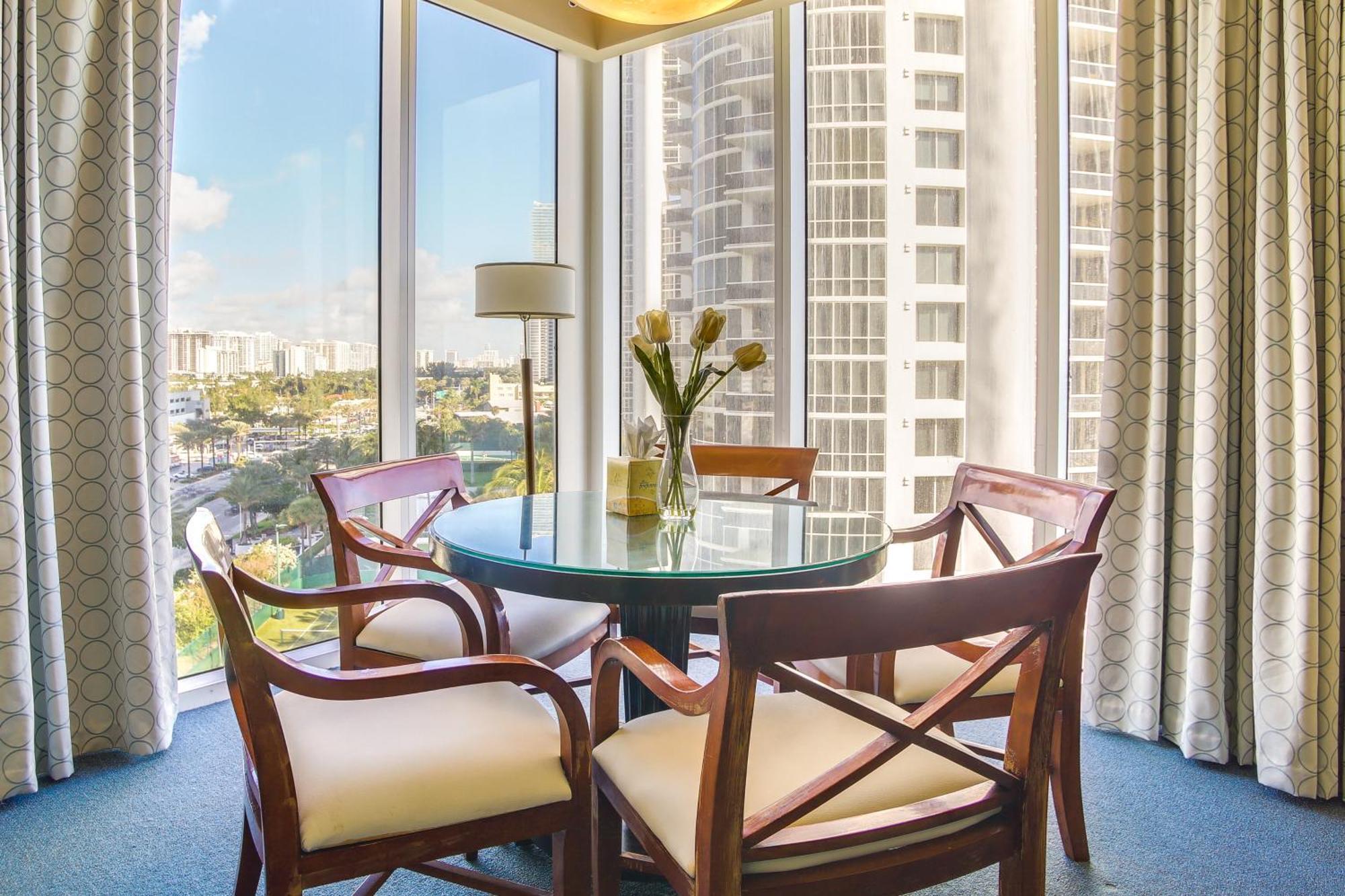 Beachfront High-rise With Pool And Tennis! Miami Beach