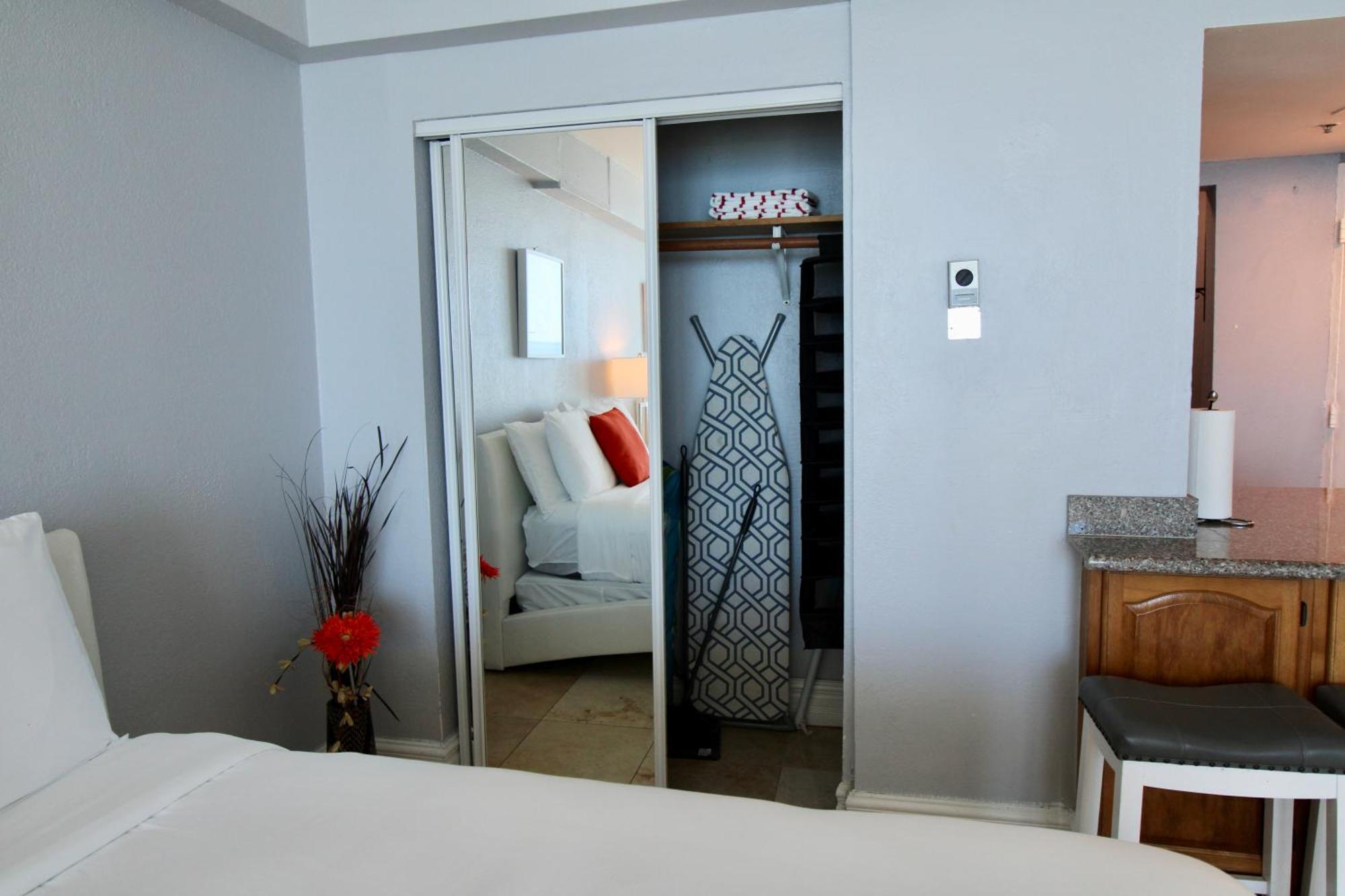 Castle 828 Oceanfront View With Balcony, Pool, Tennis, Access And Free Parking! Holiday home *