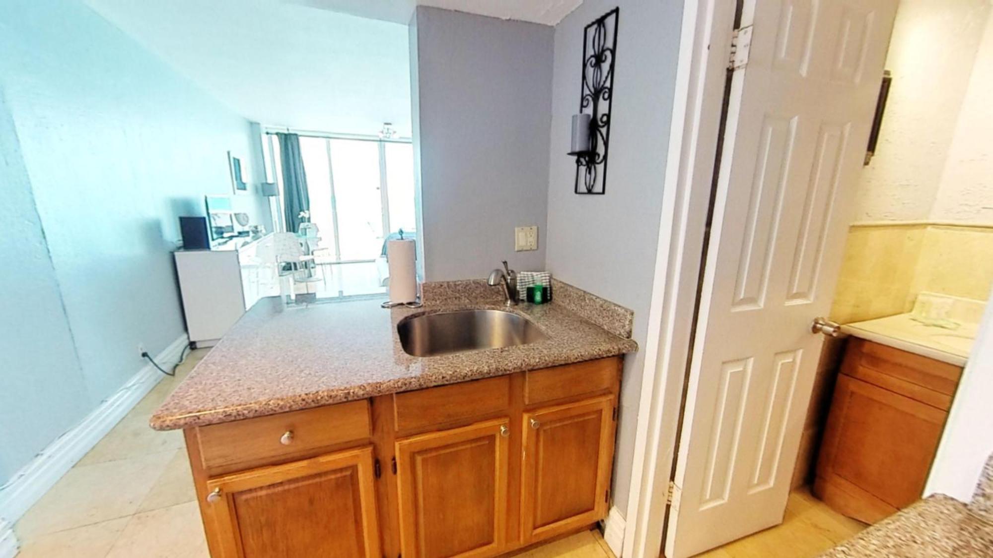 Castle 828 Oceanfront View With Balcony, Pool, Tennis, Access And Free Parking! Miami Beach