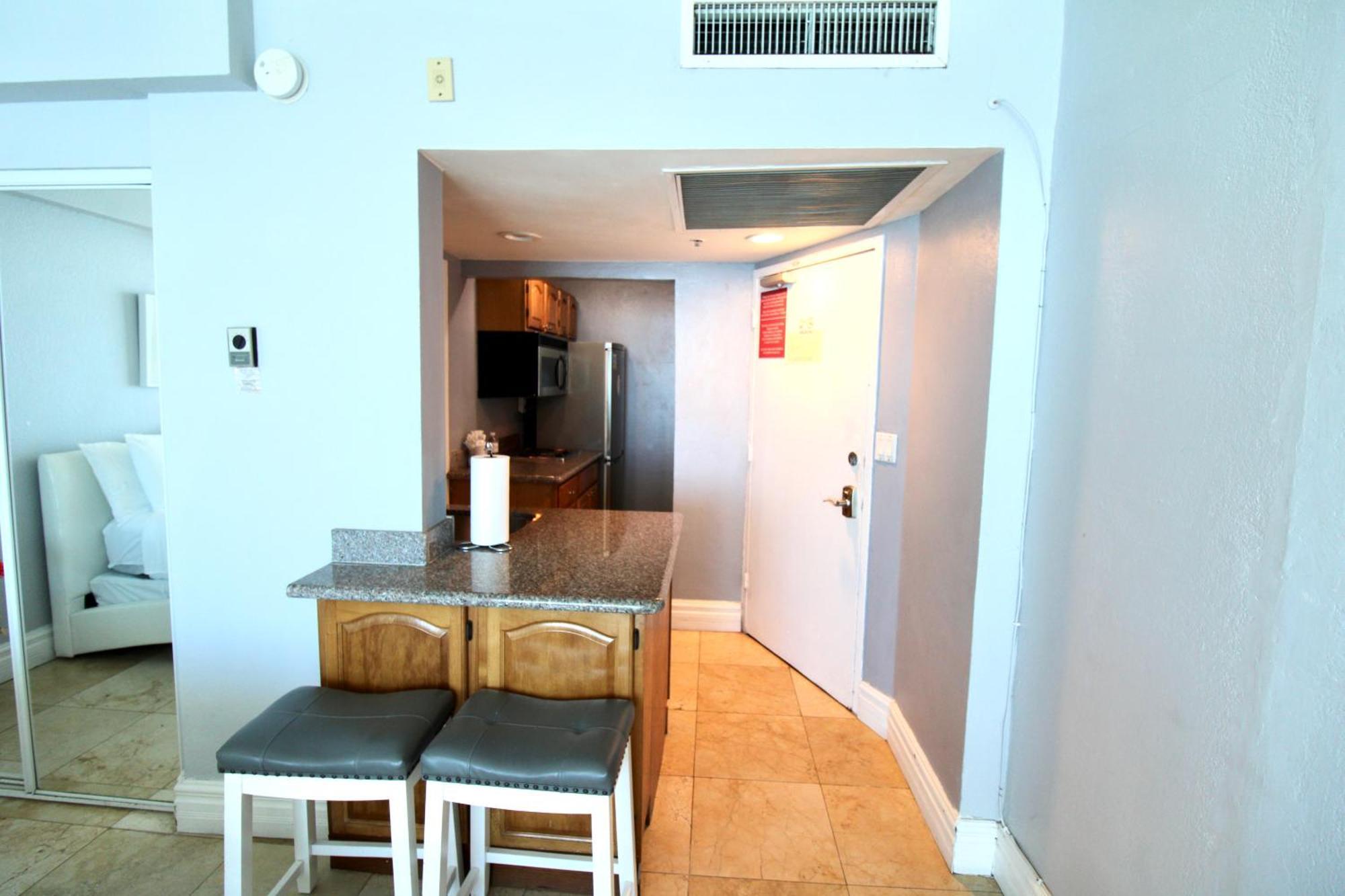 Castle 828 Oceanfront View With Balcony, Pool, Tennis, Access And Free Parking! Miami Beach