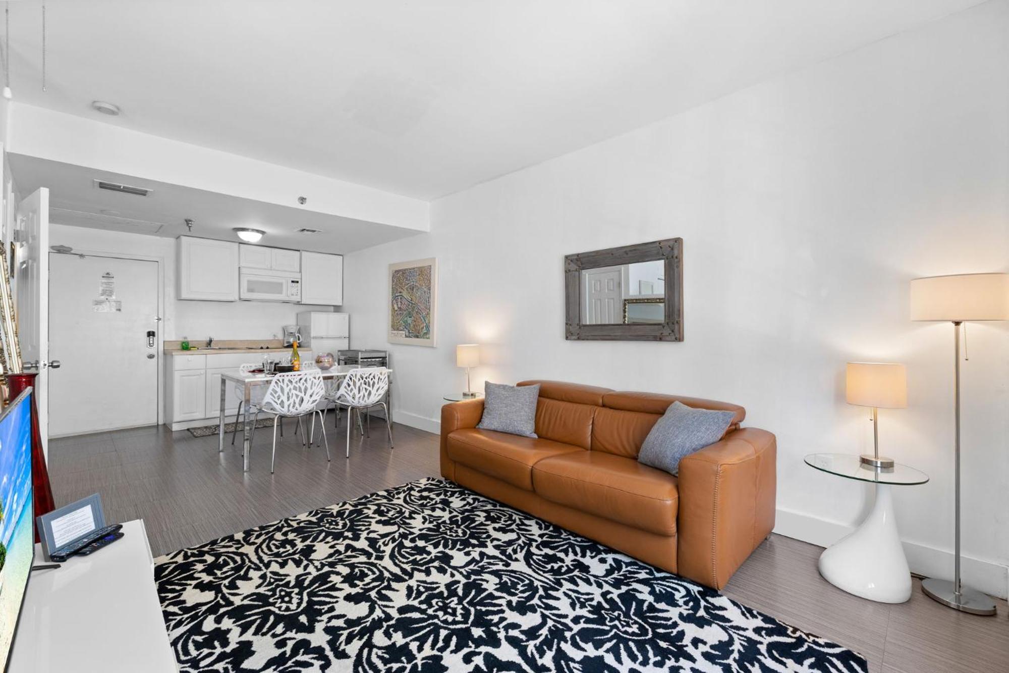 Apartment 1 Bedroom - Ocean Drive & 6th Street. *