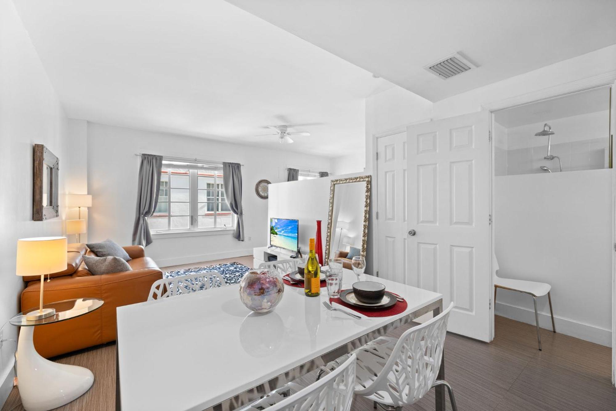Apartment 1 Bedroom - Ocean Drive & 6th Street. *